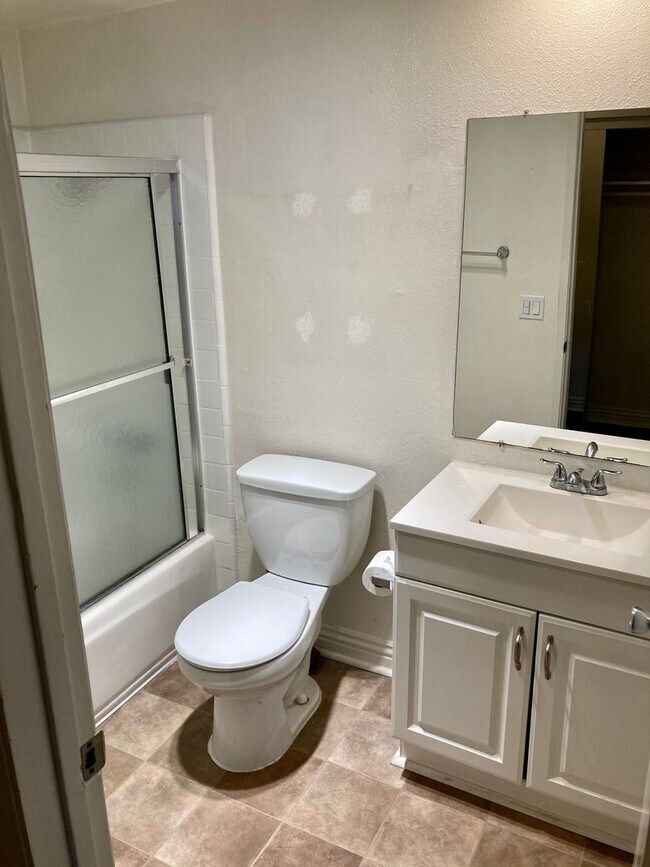 Building Photo - 1 Bedroom Just Blocks From the Ocean