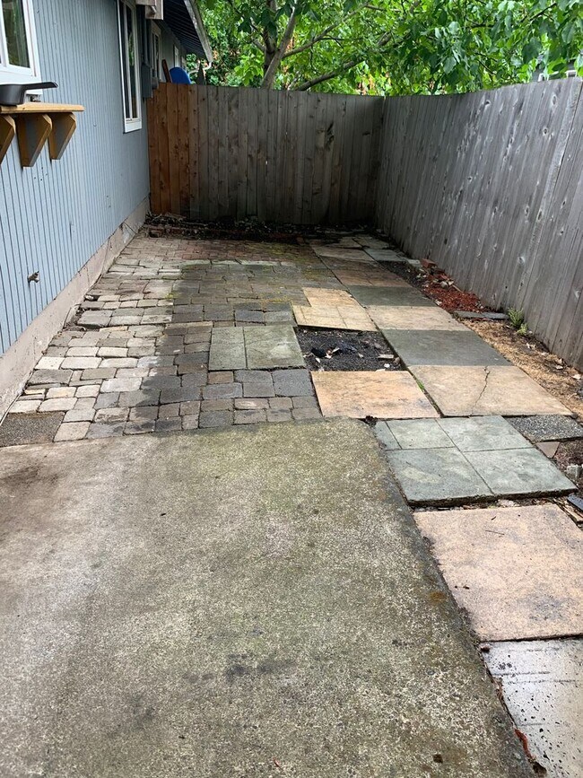 Building Photo - Cool Clean and Crisp-Inner SE Duplex