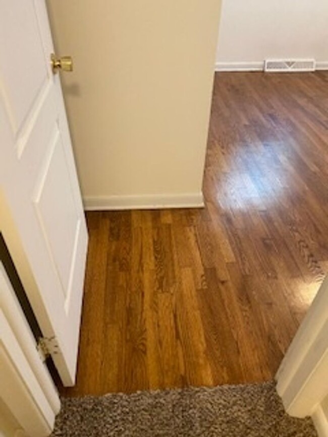 Building Photo - 3 Bed, 1 1/2 Bath, 1 Car Garage, Fenced Yard!