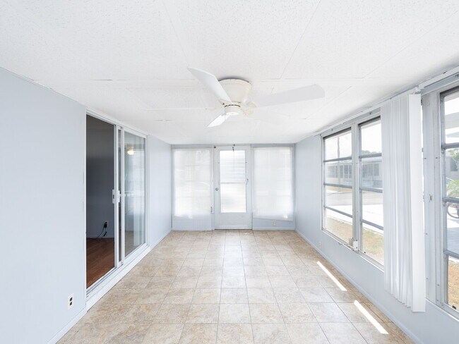 Building Photo - "Charming 2-Bed Furnished Annual Retreat in Venice, FL – Your Cozy Home Awaits!"