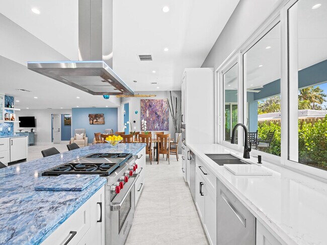 Building Photo - 2754 NE 31st Ct