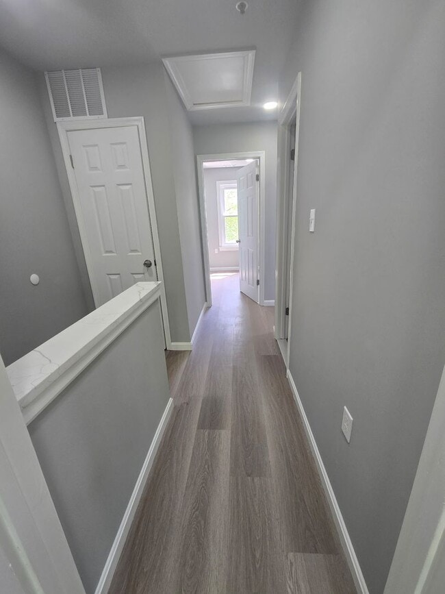 Building Photo - **VOUCHER HOLDERS **NEWLY REMODELED TOWNHOME IN CENTRAL LOCATION! 3 BEDROOM 2 1/2 BATH, FINISHED ...