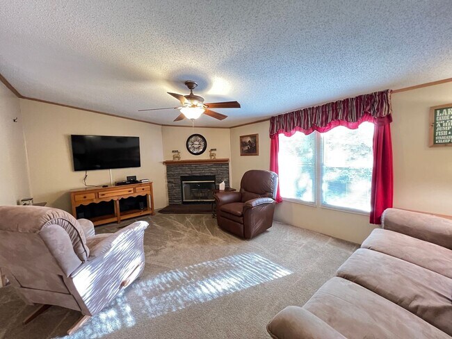 Building Photo - Fully Furnish with a relaxing LAKE access!