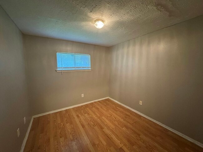 Building Photo - 130 E Woodcrest Dr