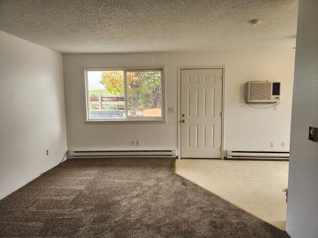 Building Photo - Selah 3br 1ba duplex with carport and WATE...