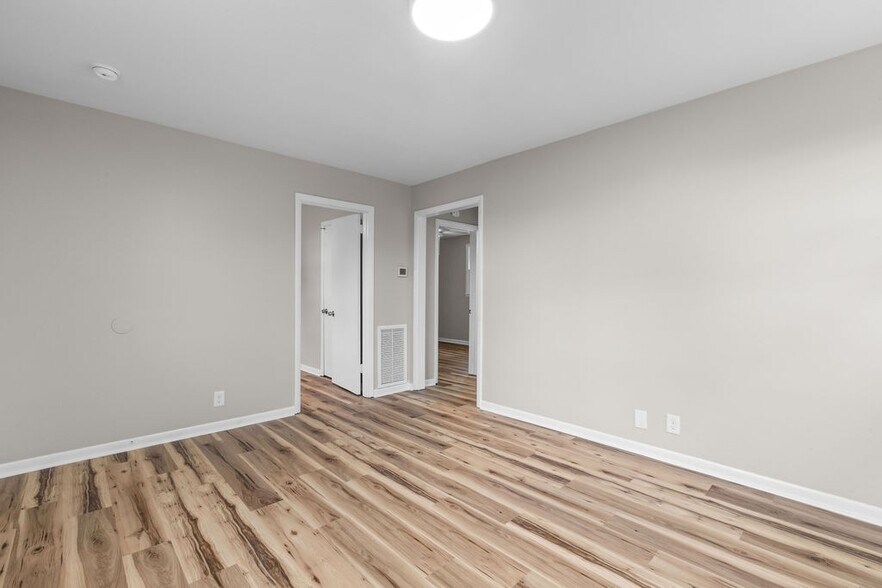 Building Photo - 895 W Sharpe Ave