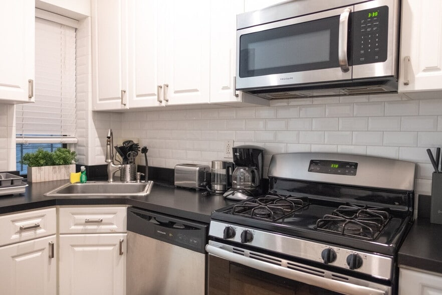 Building Photo - 230 W 113th St