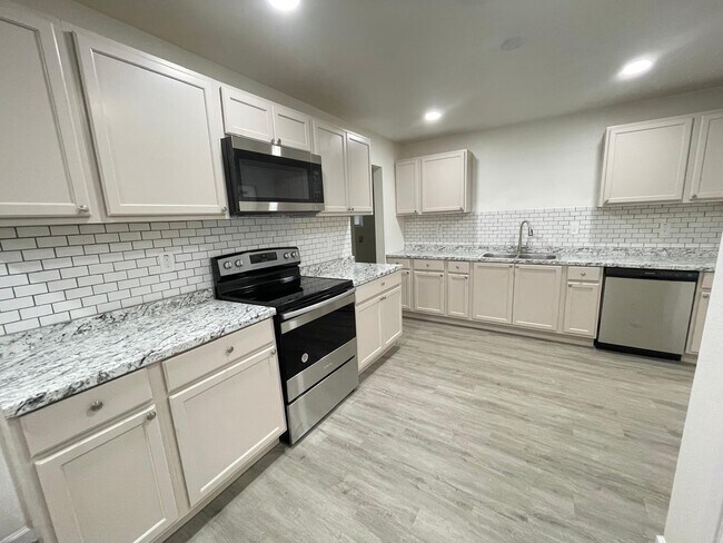 Building Photo - 2514 Garden Dr