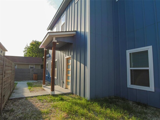 Building Photo - 6014 Fairway St