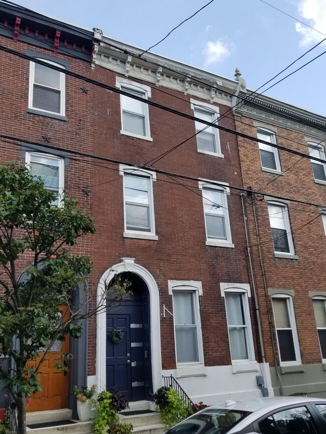 Building Photo - Beautiful bi-level apartment located at 84...