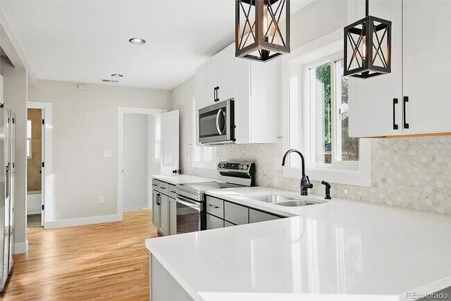 Building Photo - Beautiful 2 Bed 2 Bath With Bonus Living Space in Denver's Clayton Neighborhood
