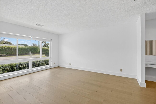 Building Photo - 708 Lago Rd