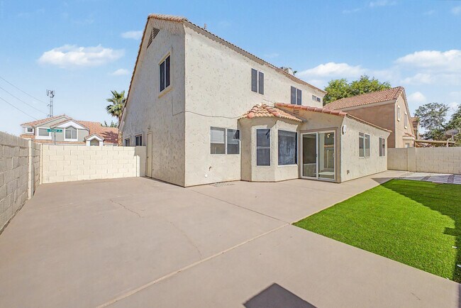 Building Photo - 1006 S Tiago Dr