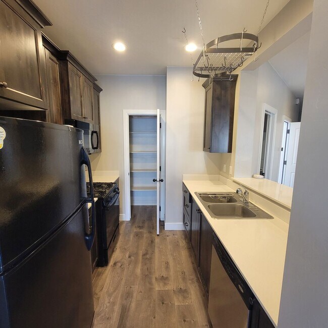 Building Photo - Spacious Modern Townhome