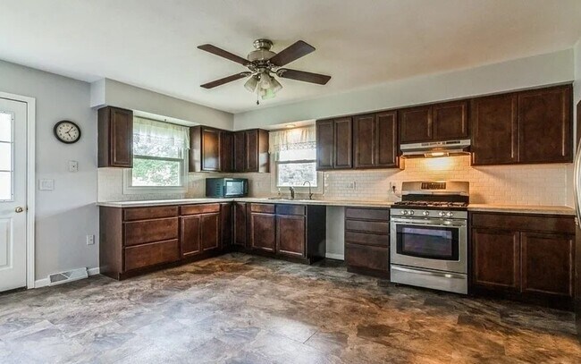 Building Photo - 8690 Olson Rd