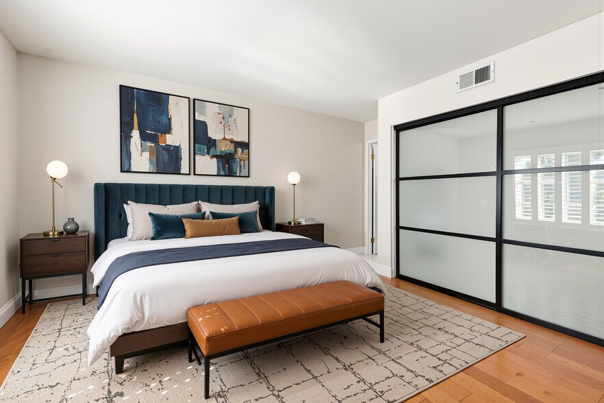Virtually staged - main bedroom - 6638 N Clybourn Ave