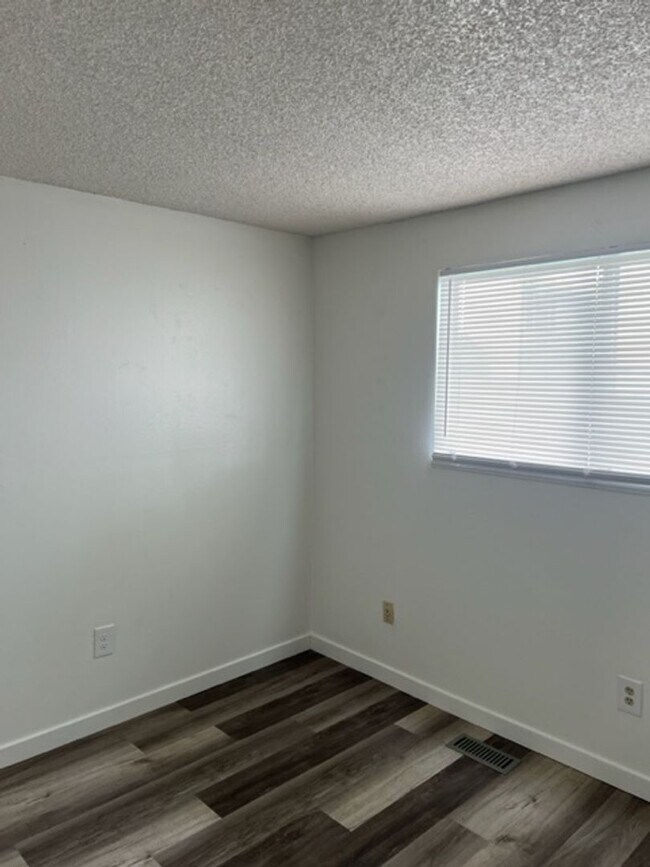 Building Photo - REMODELED 2 BEDROOM TOWNHOME