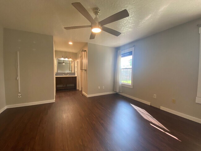 Building Photo - Beautiful 3bed, 2bath 2,550sq.ft. home in ...