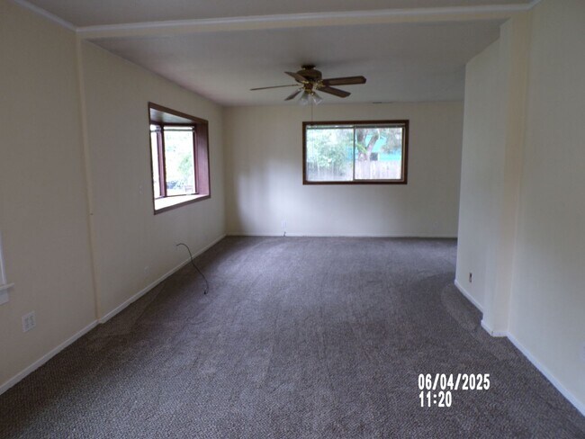 Building Photo - 4 bed 2 bath home for rent