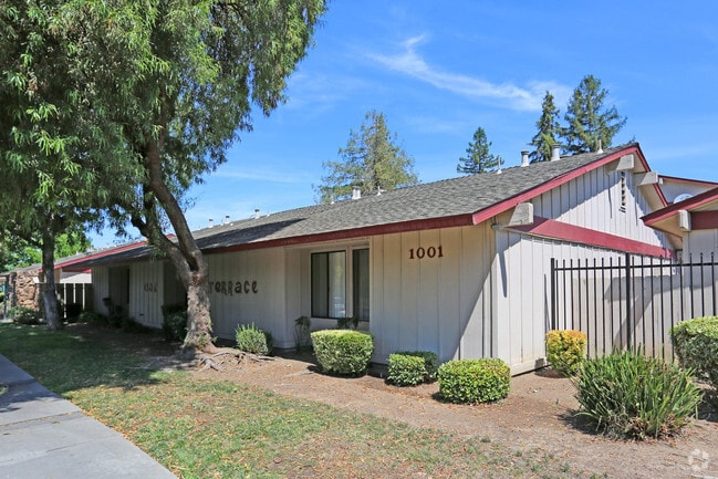 Building Photo - Oak Terrace Apartments