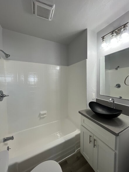 Building Photo - 1334 W 93rd St