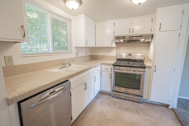 Building Photo - 1 Bedroom Condo for Rent in Canyon Country!