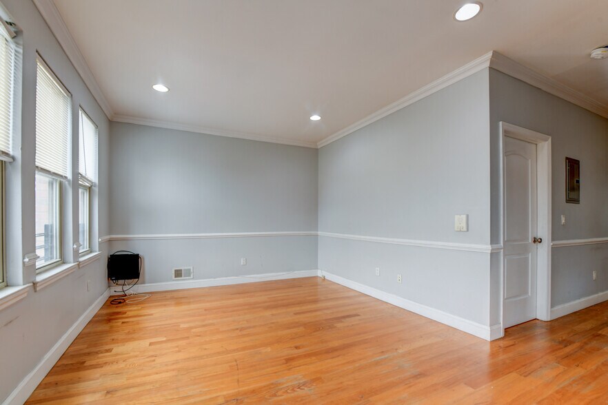 Building Photo - 572 Liberty Ave