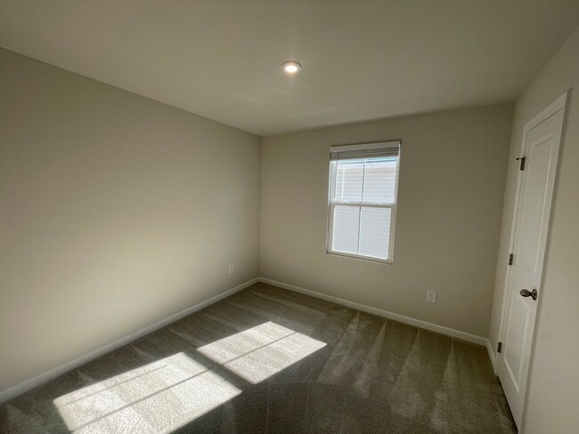 Building Photo - Gorgeous Locust Thicket Townhome