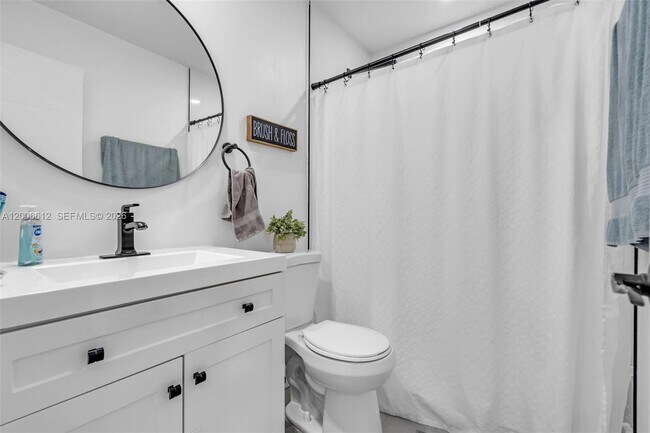 Building Photo - 5725 SW 132nd Ct