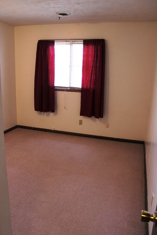 Building Photo - Spacious home in East Manhattan!