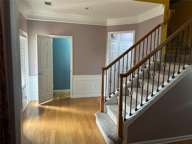 Building Photo - 815 Earlham Dr