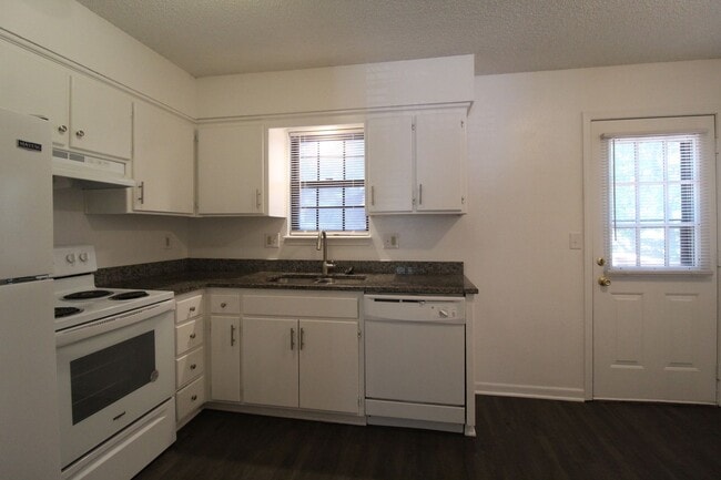 Building Photo - Updated 3 Bedroom 2 Bath Duplex in Olathe
