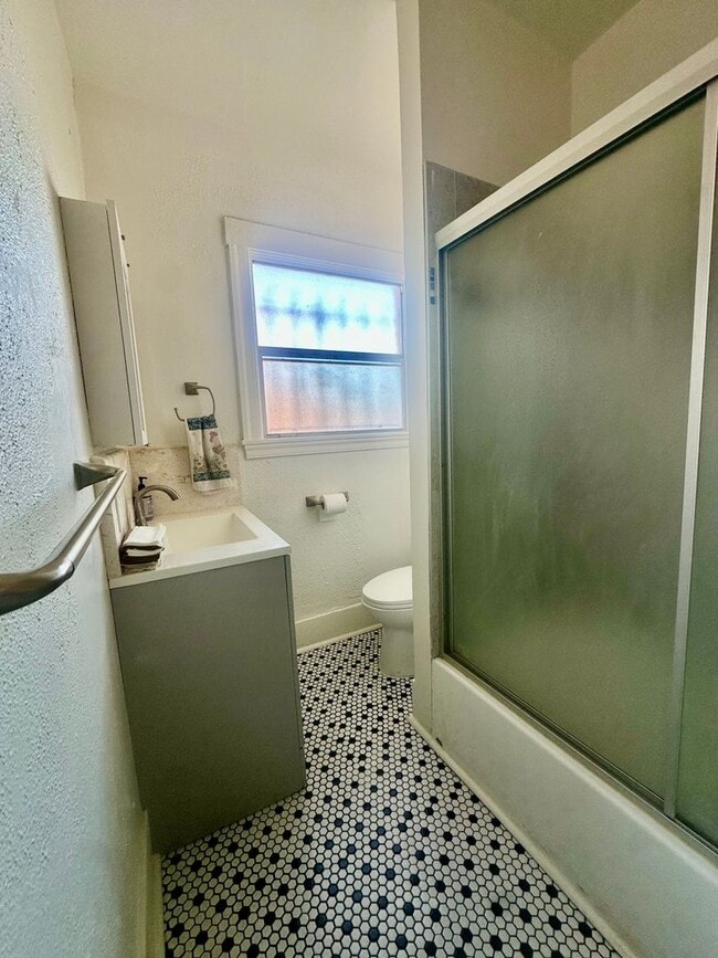 Building Photo - Charming single family home available for ...