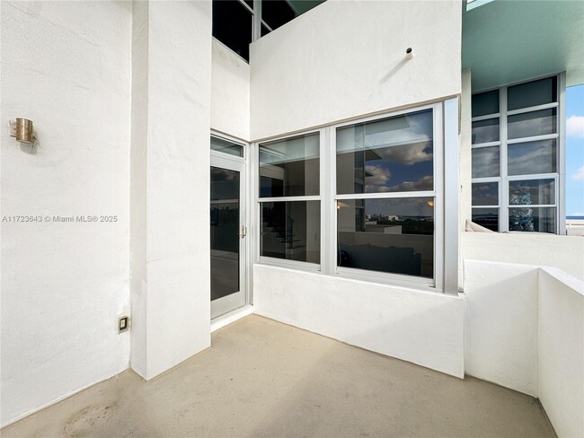 Building Photo - 2899 Collins Ave