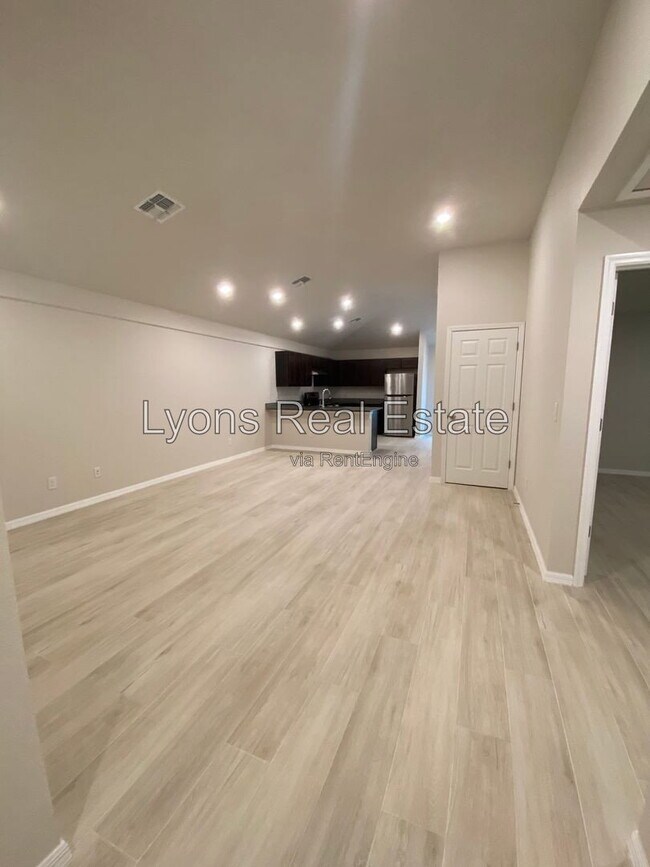 Building Photo - 10499 Pendleton Ave