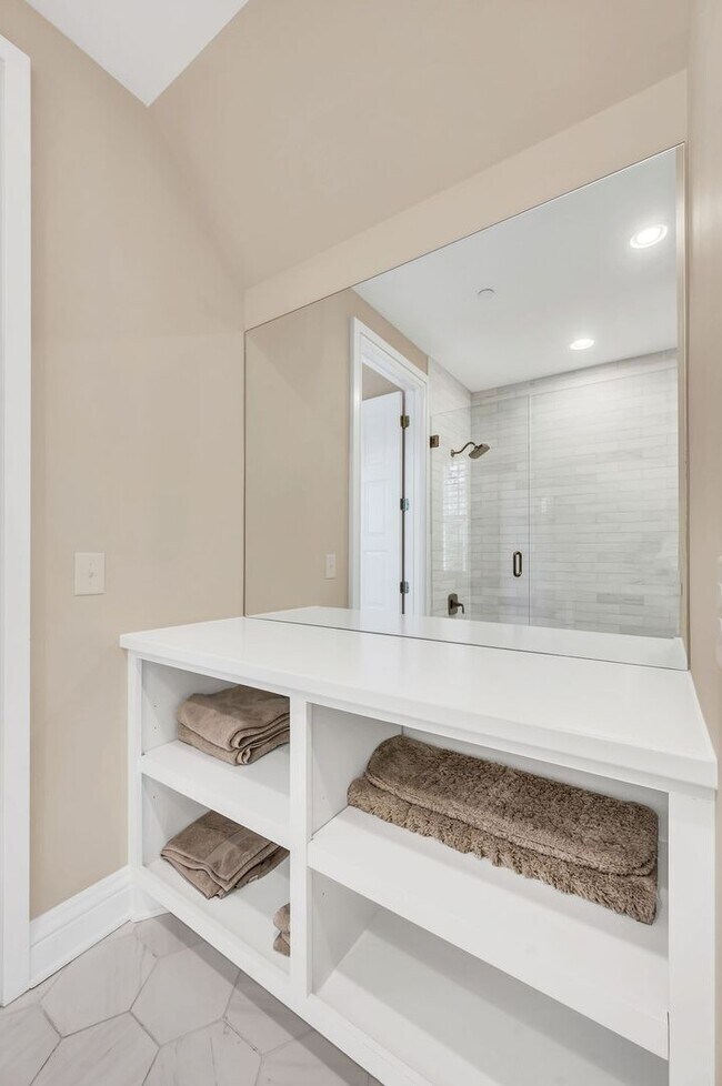 Building Photo - Franklin Gem Walking Distance to Downtown!