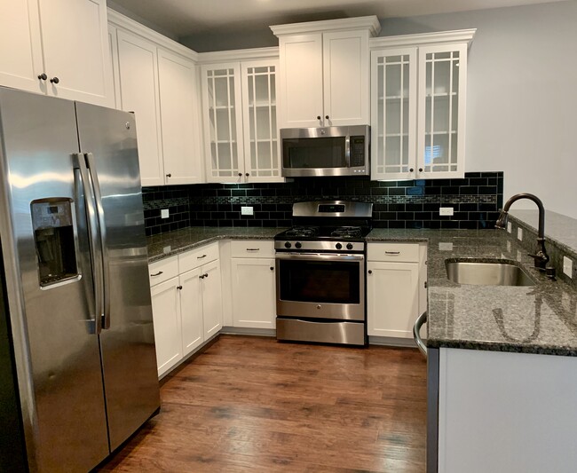 Kitchen w/ granite counters and gas cooktop - 1545 Oldenburg Dr