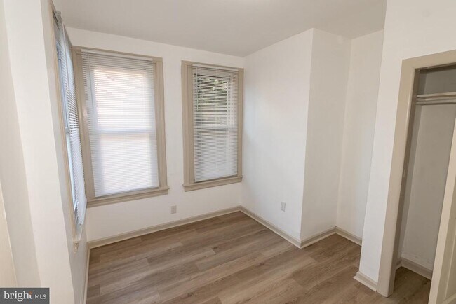 Building Photo - 907 Belmont Ave
