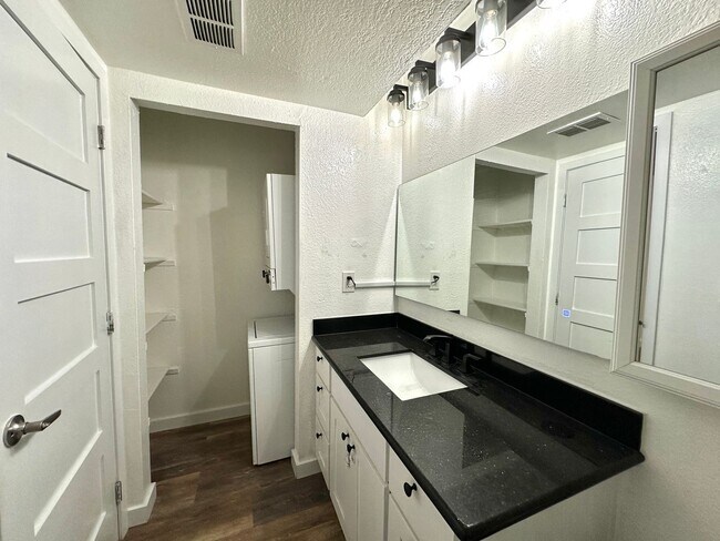 Building Photo - 2Bd/1Ba Kirkland Condo