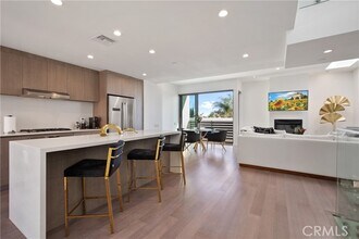 Building Photo - 823 N Fuller Ave