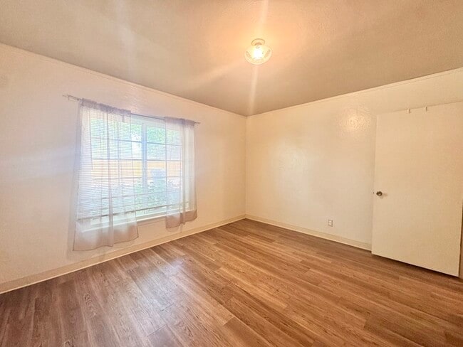 Building Photo - Charming 2-bedroom 1-bathroom duplex in Ca...