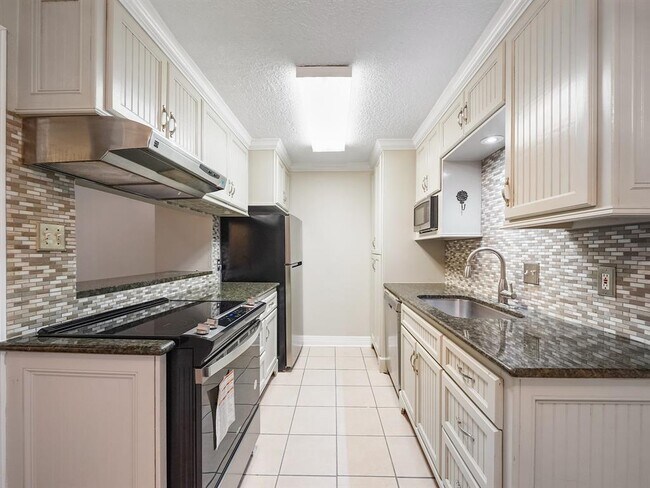 Building Photo - 6402 Del Monte Dr