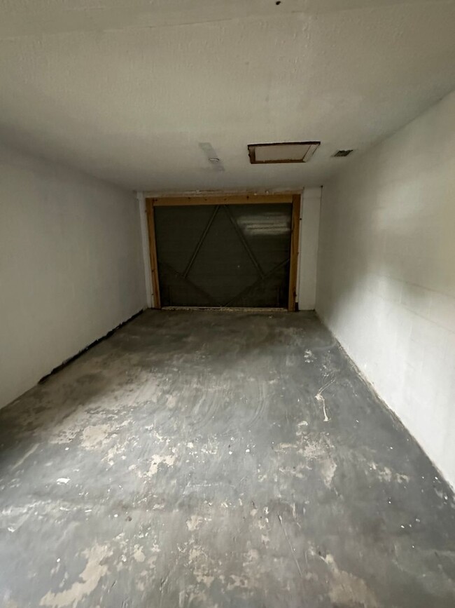 Building Photo - Quaint 2 bedroom 1 bathroom in New Port Ri...