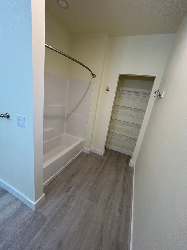 Building Photo - 2 Bedroom | 2 Bathroom Upstairs Duplex