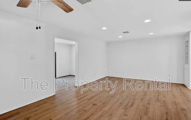 Building Photo - 3220 Preston Dr