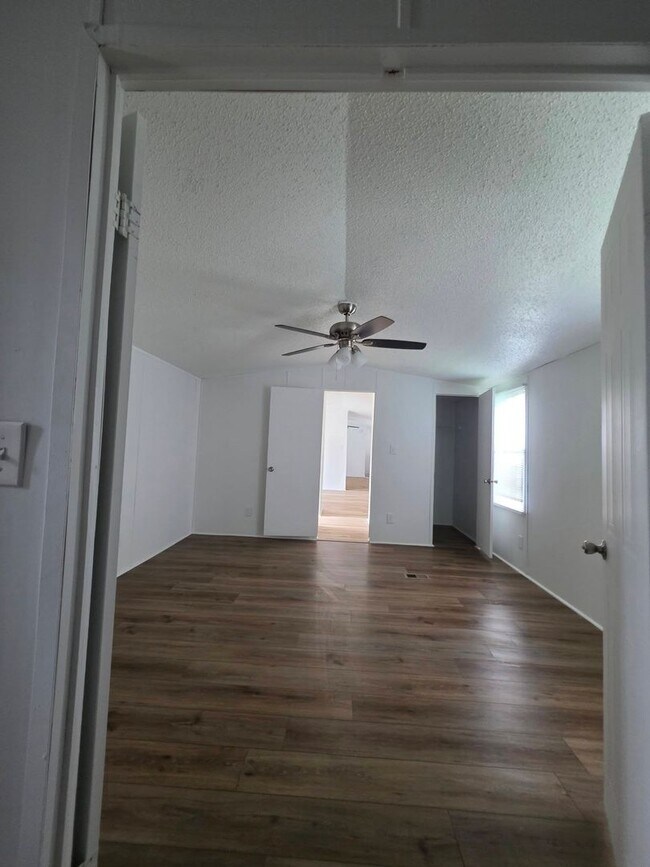 Building Photo - Ready to Move in