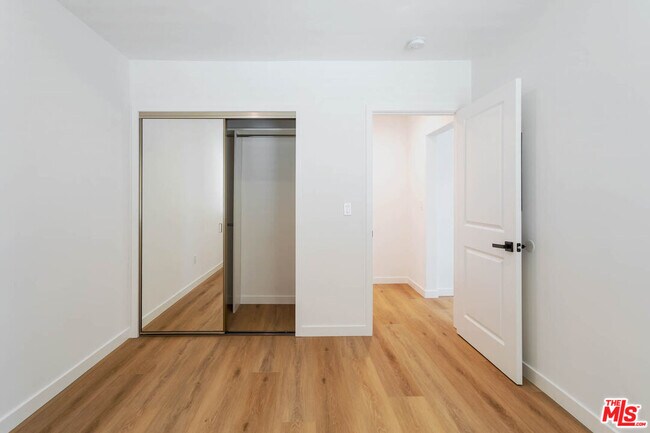 Building Photo - 815 W Glenoaks Blvd