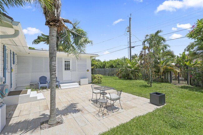 Building Photo - 1714 N Palmway