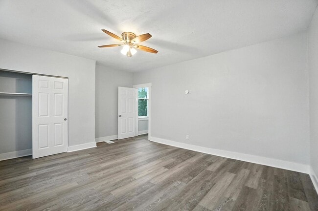 Building Photo - Newly Renovated, Large Home in Dayton!!