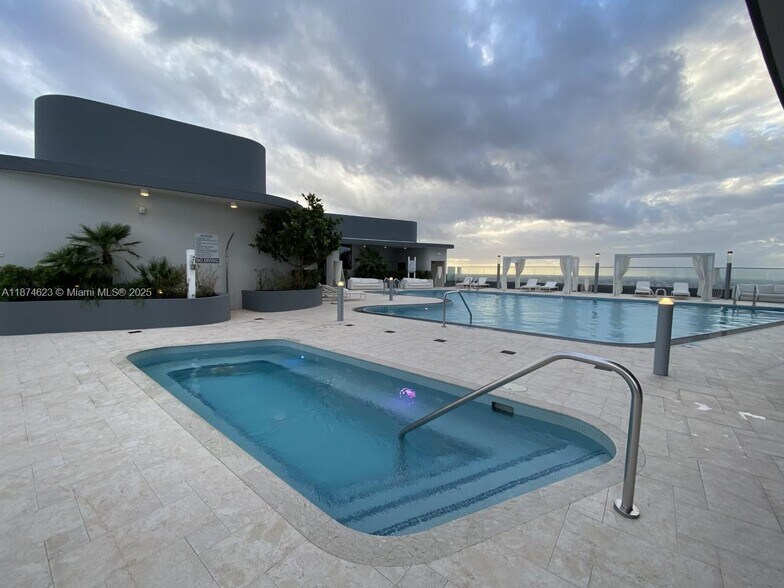 Building Photo - 1000 Brickell Plz